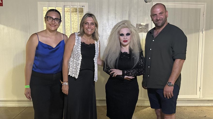 La alcaldesa, Marta Barrachina, en el centro junto a la cantante Alaska, Silvia Trilles y el concejal David Roures. | MEDITERRÁNEO