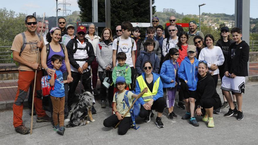 Foto de familia de los excursionistas al empezar la ruta, en la estación de Las Segadas. | Fernando Rodríguez