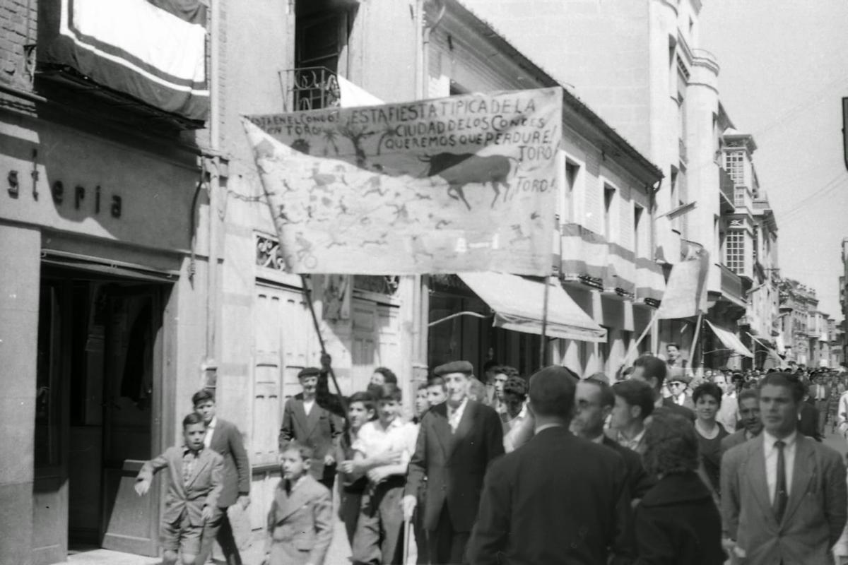 Una de las pancartas que se pudieron ver en los años 60 el día de La Veguilla.