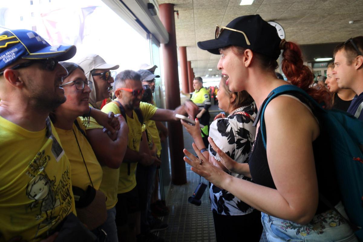 Els docents bloquegen l’estació del Cremallera a Montserrat