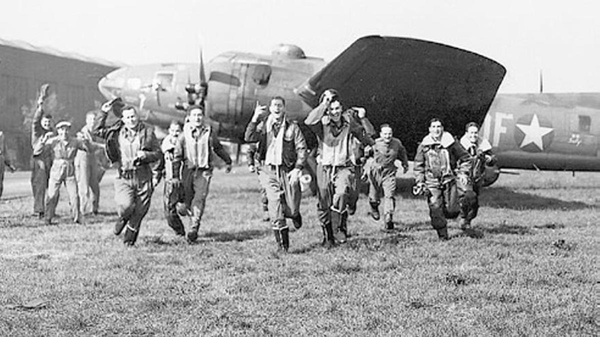 La tripulación del 'Memphis Belle', encabezada por el capitán Robert Morgan (al frente, izquierda), regresa de su vigésimo quinta misión el 17 de mayo de 1943.