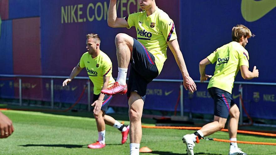 Frenkie De Jong entrenant ahir amb l&#039;equip.