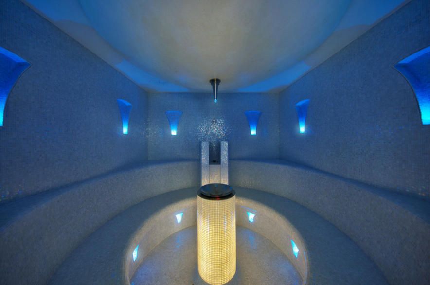 El hamman, dotado de cromoterapia, tiene capacidad para ocho personas.