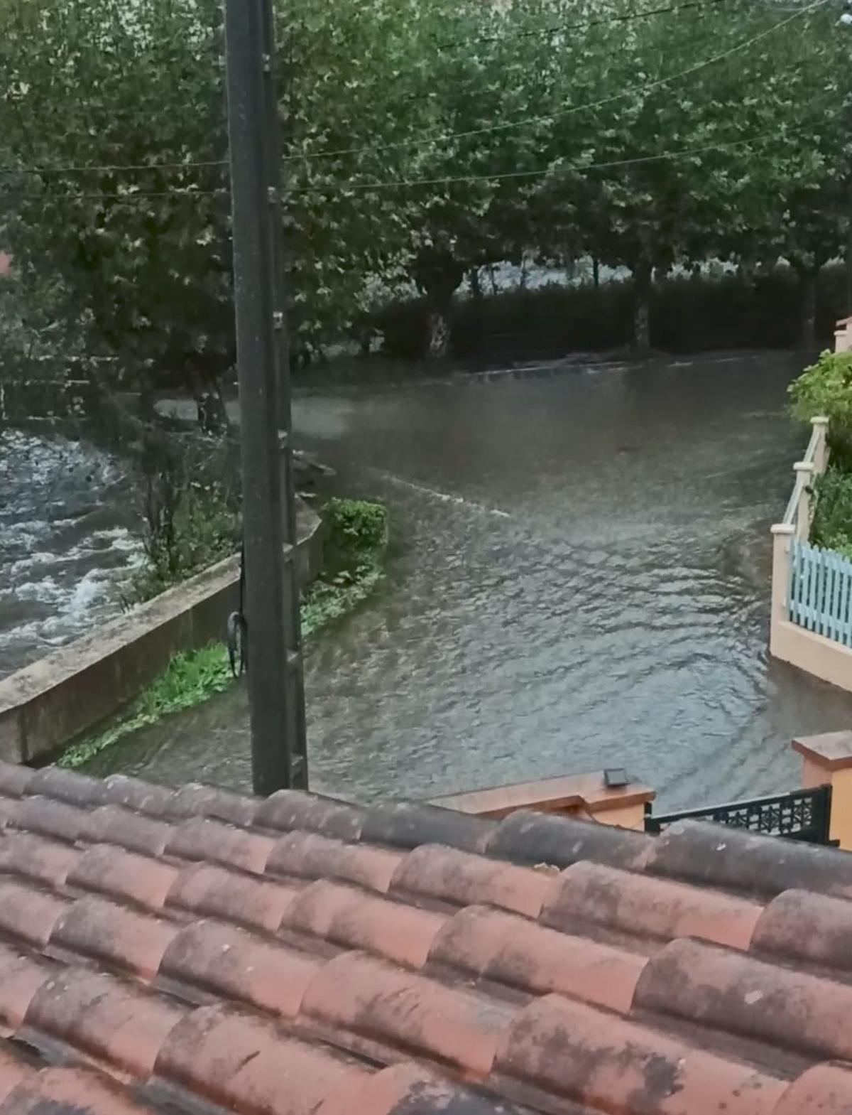Inundación por el desbordamiento del río da Fraga o ladróns en As saíñas, en Moaña.