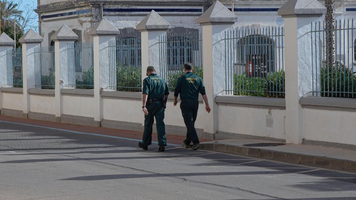 Dos agentes, en las inmediaciones del acuartelamiento de Los Alcázares cuando se halló el cuerpo del joven Petrov.