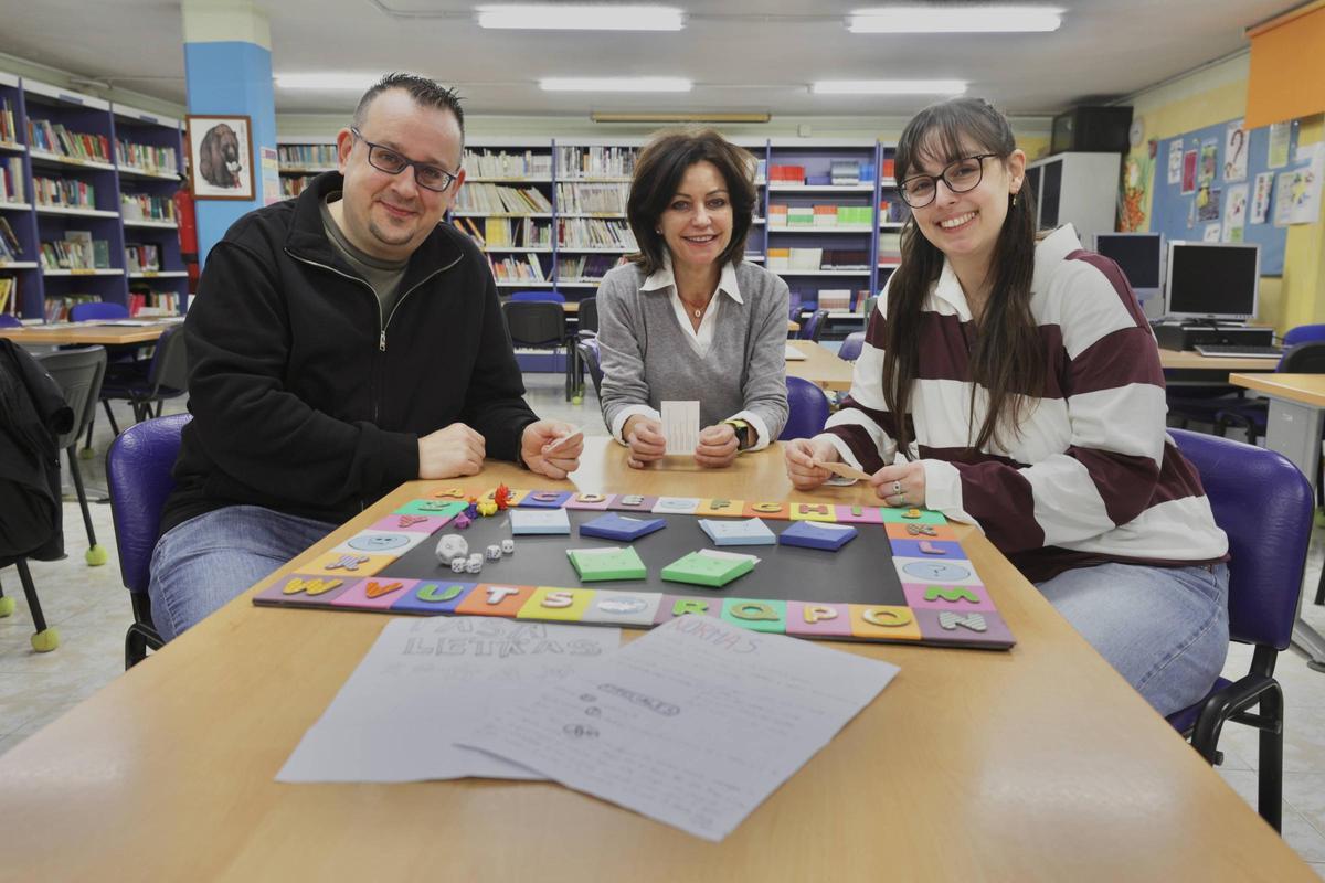 David Fernández, Mónica García y Lucía Rodríguez, ante uno de los juegos diseñados por los alumnos.