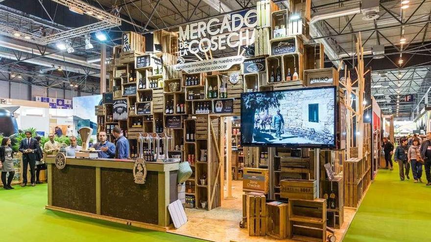 Estand del Mercado de la Cosecha con productos del rural gallego.