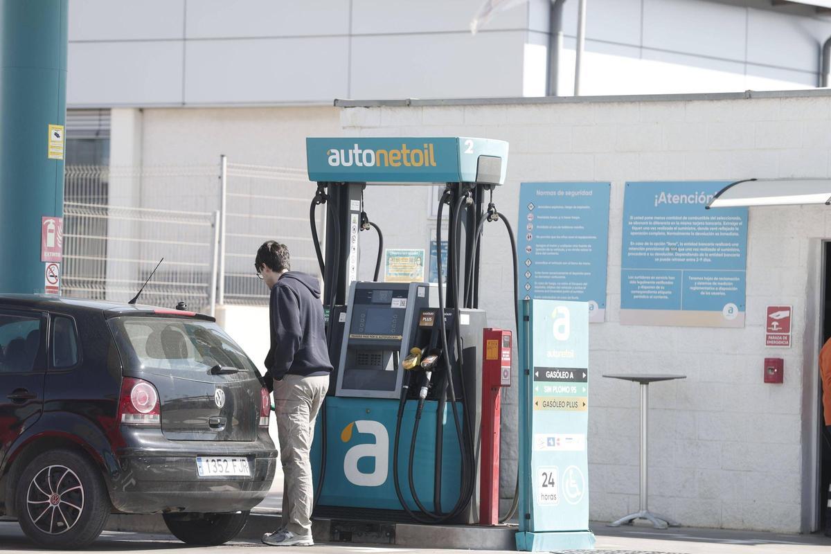 Primer día de la rebaja del IVA en el precio de la gasolina en Mallorca: "El precio estaba por las nubes, algo se tenía que hacer"