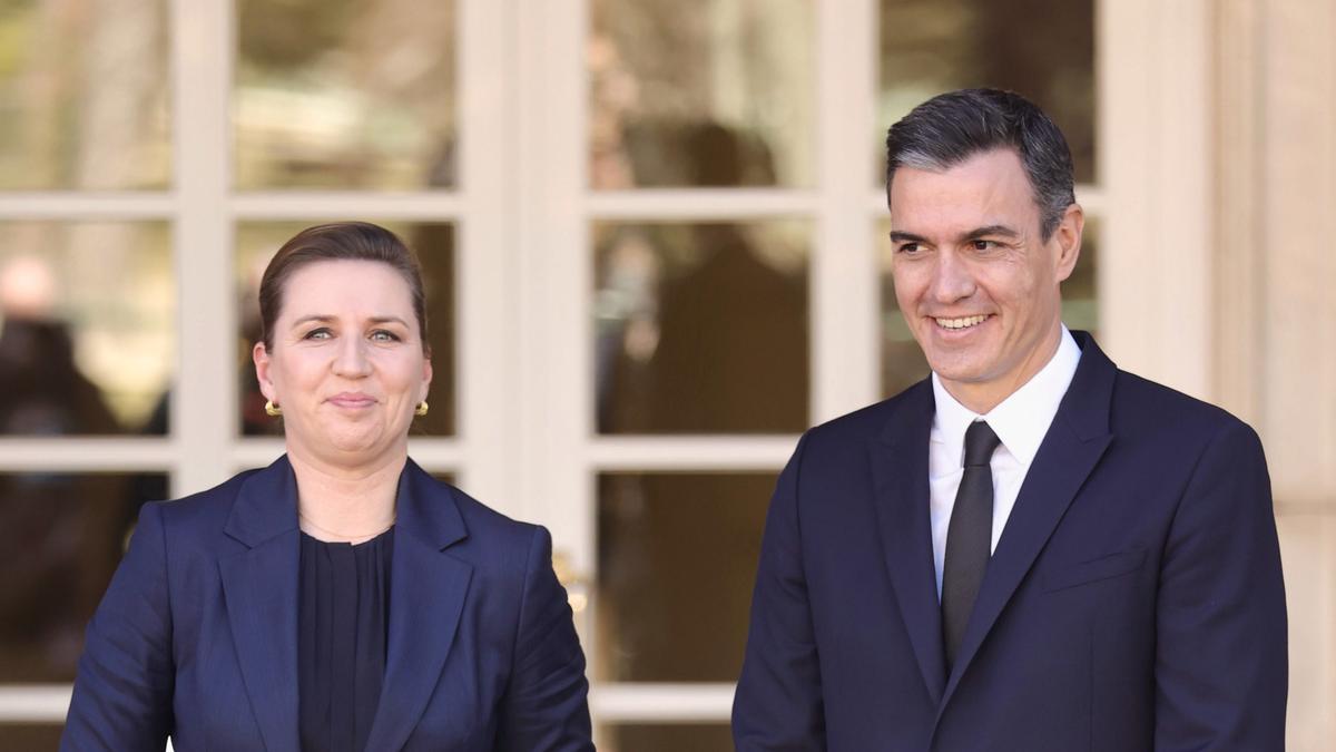 El presidente del Gobierno, Pedro Sánchez, y la primera ministra del Reino de Dinamarca, Mette Frederiksen, posan en el Palacio de la Moncloa, a 21 de febrero de 2022, en Madrid (España).