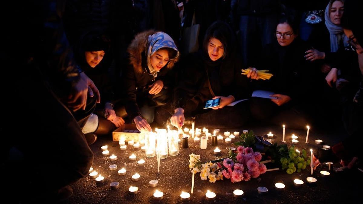 Ciudadanos iranís homenajean a las víctimas del avión ucraniano derribado por error por el régimen de Teherán, el 11 de enero del 2020