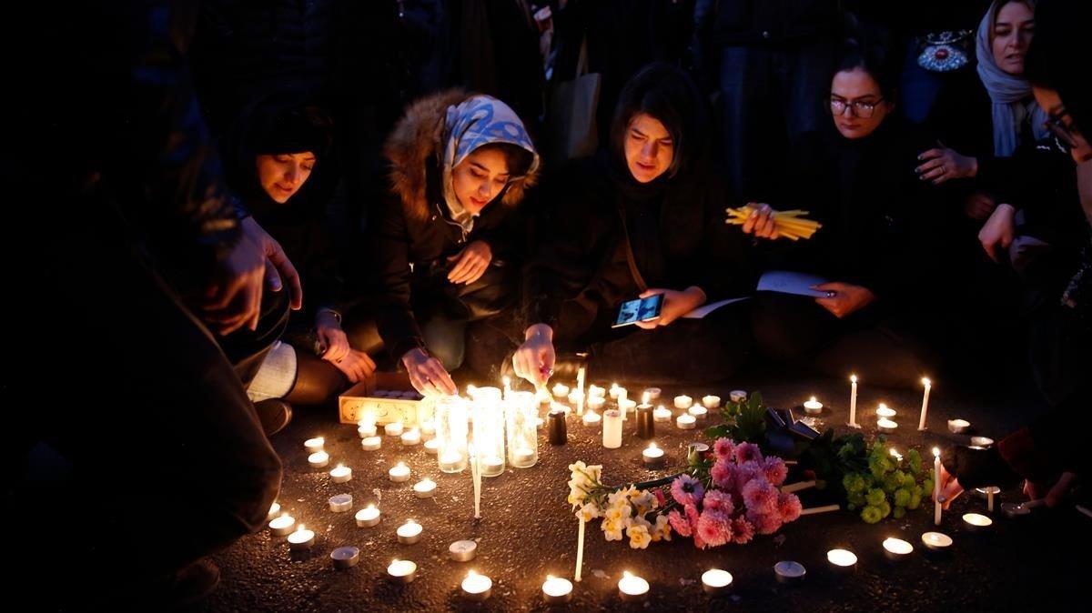 zentauroepp51692509 iranians light candles for the victims of ukraine internatio200111211335