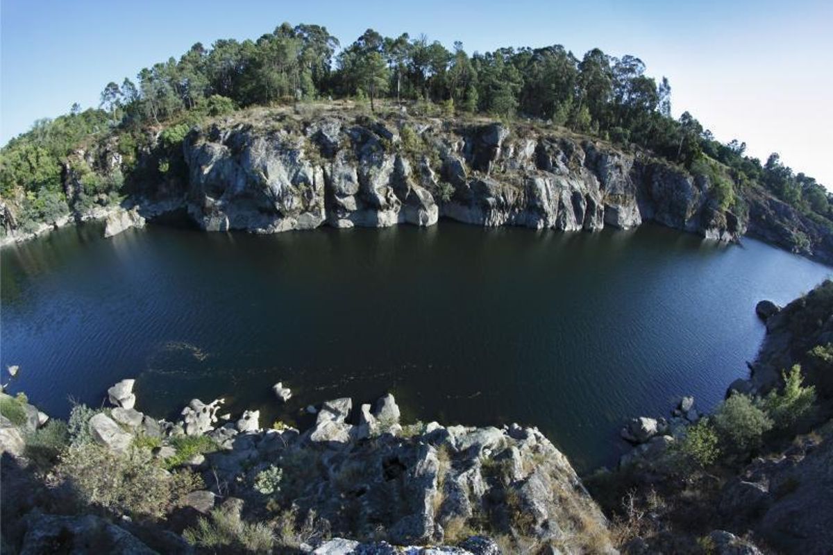 Arriba, sector del yacimiento de Camposancos, A Guarda (Mesolítico). Sobre estas líneas garganta próxima al yacimiento de Porto Maior, As Neves (Paleolítico Inferior).