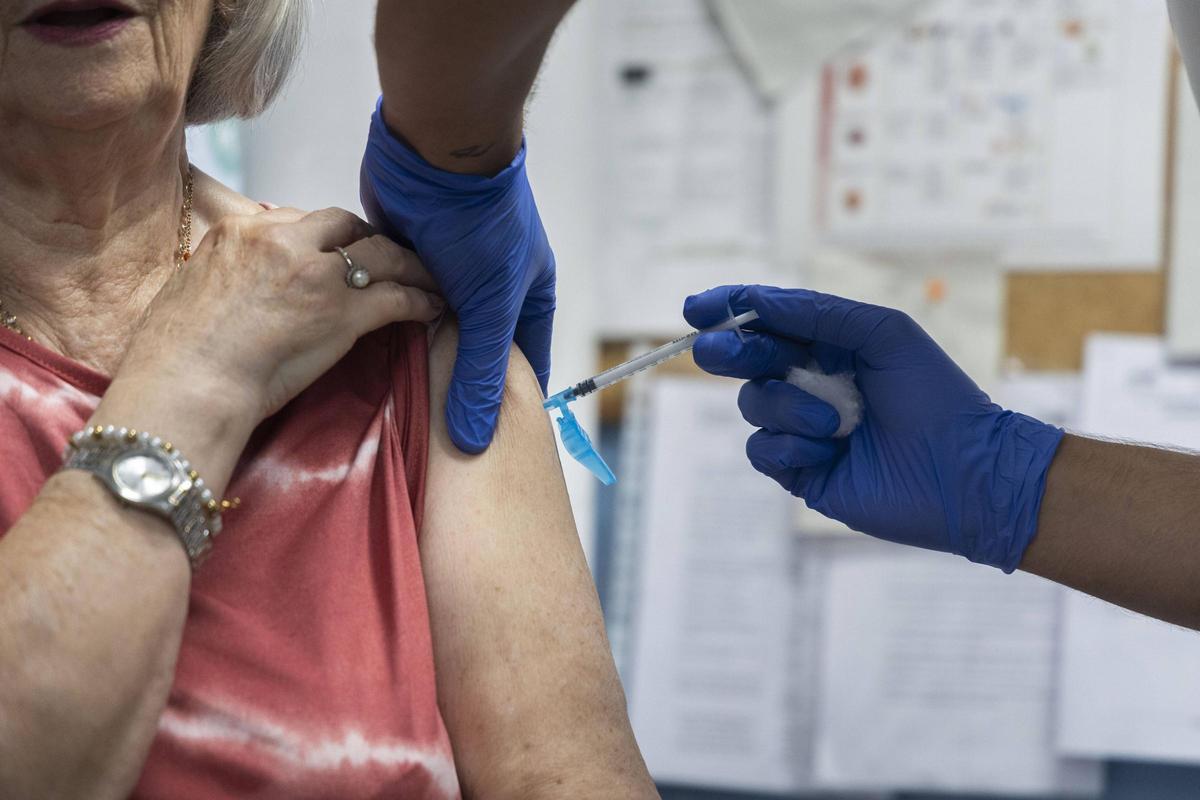 Una mujer se vacuna de la gripe al inicio de la campaña de vacunación en octubre de 2024.