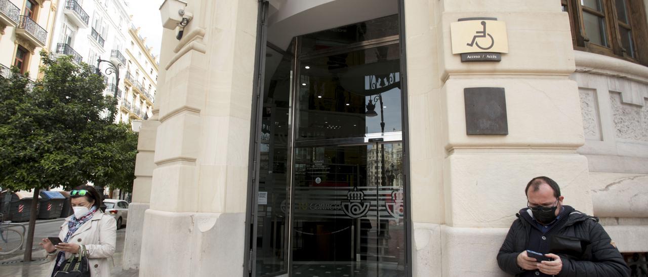 Oficina de atención al cliente en el edificio antiguo de Correos.