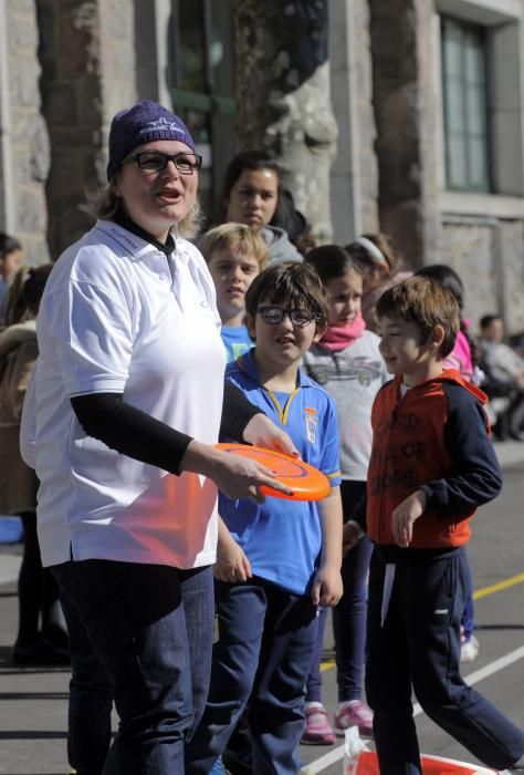 Exhibición de disc golf en al colegio La Gesta II