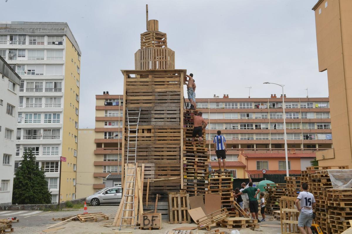 De "simplemente" amontonar madera a levantar una réplica del faro romano, los vecinos del Barrio de las Flores dan un giro a una de las fallas más populares de A Coruña