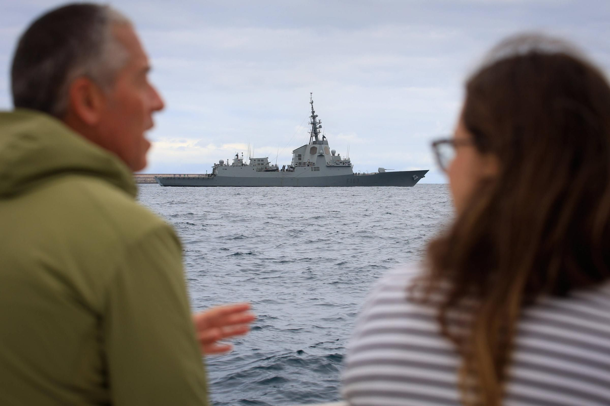 En imágenes: así se despidieron más de 40 embarcaciones del "Elcano" y la "Blas de Lezo" surcando la costa de Gijón