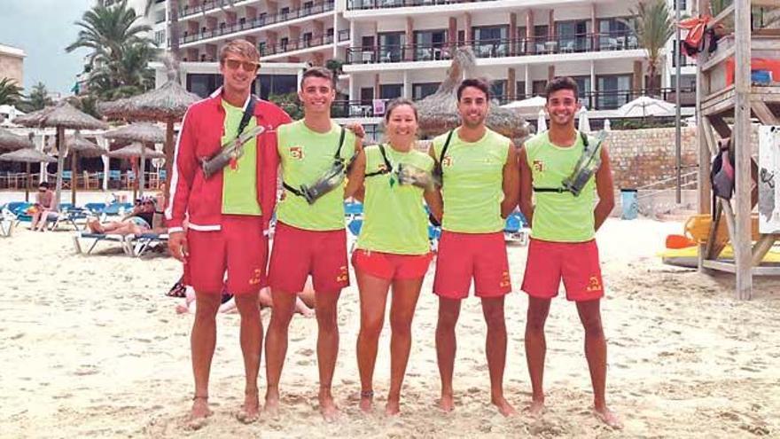 Los cinco socorristas que salvaron al bebé ayer en la playa de Cala Major, en Palma.