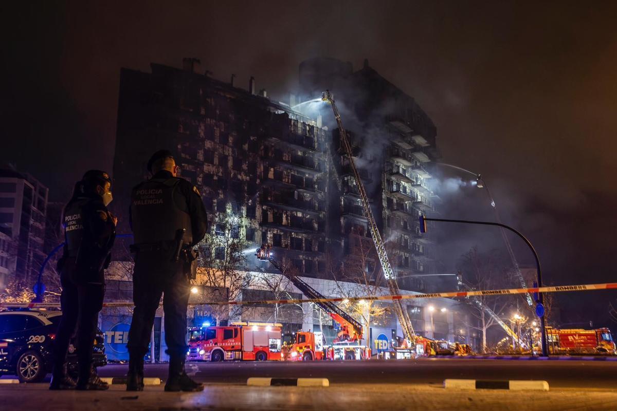 Trabajos nocturnos para sofocar las llamadas del edificio más alto.