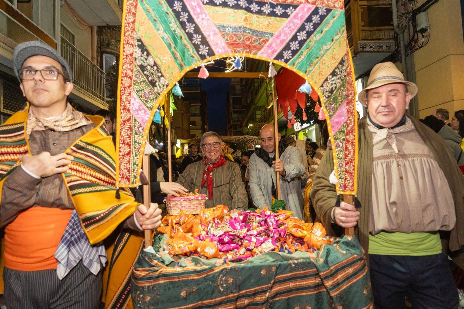 La Vila Joiosa recibe a los Reyes Magos por la puerta grande