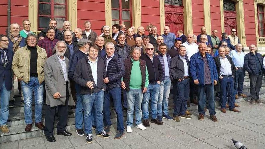 El grupo de expiragüistas asturianos, ayer, en Candás.