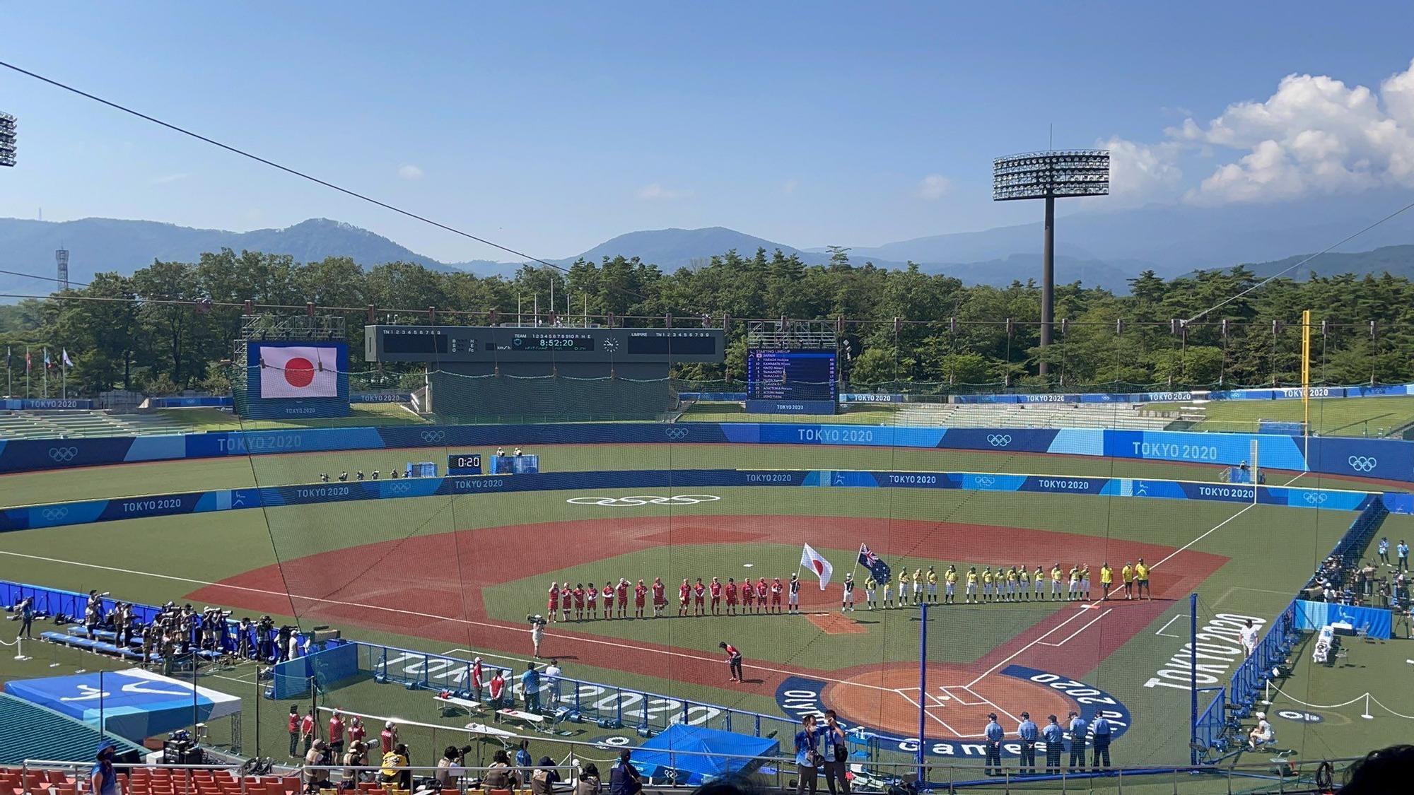 El partido inaugural de Tokio 2020, el Australia - Japón de sóftbol.