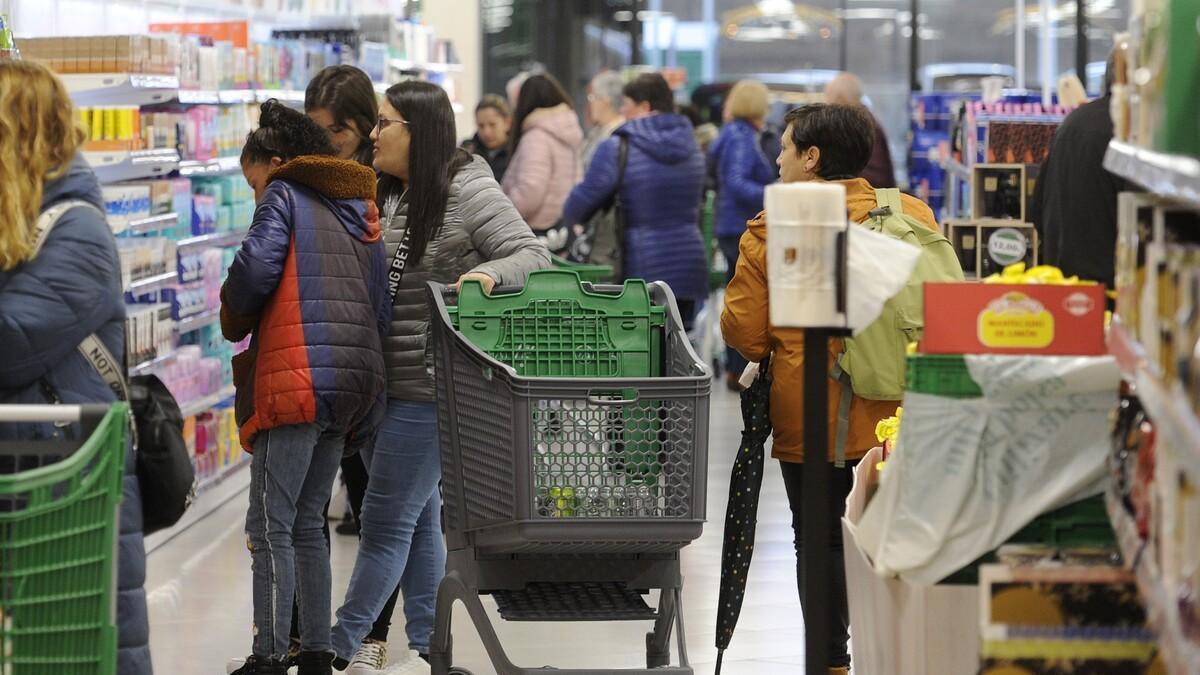 Vecinas de A Estrada realizando sus compras en un supermercado local
