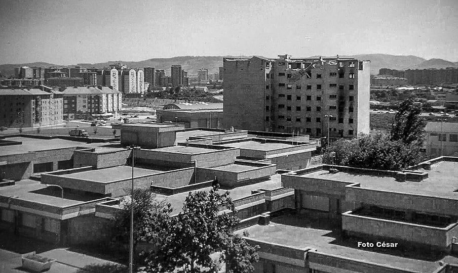 Derribando las casas amarillas.jpg