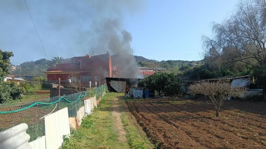 Sofocado un incendio en un cuarto de aperos en la calle Hoya Manzanero, en Tacoronte