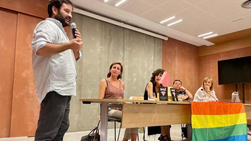 El escritor Roy Galán, durante su intervención en el acto del Día del Orgullo.