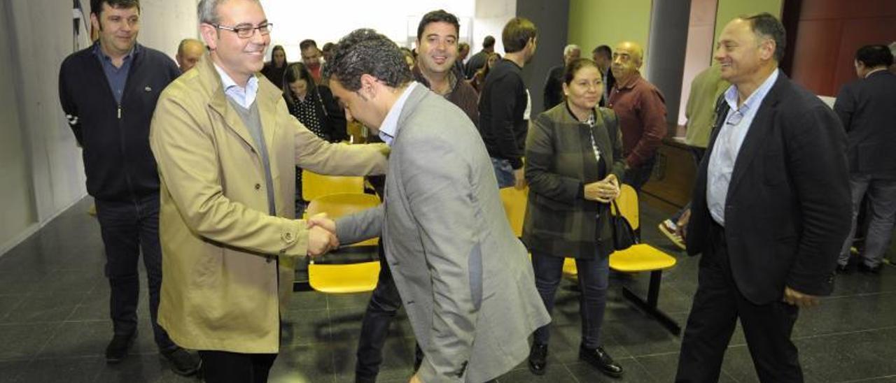 López saluda a Maril en la junta electoral para ratificar al rodeirense como diputado provincial. | // BERNABÉ/J.LALÍN