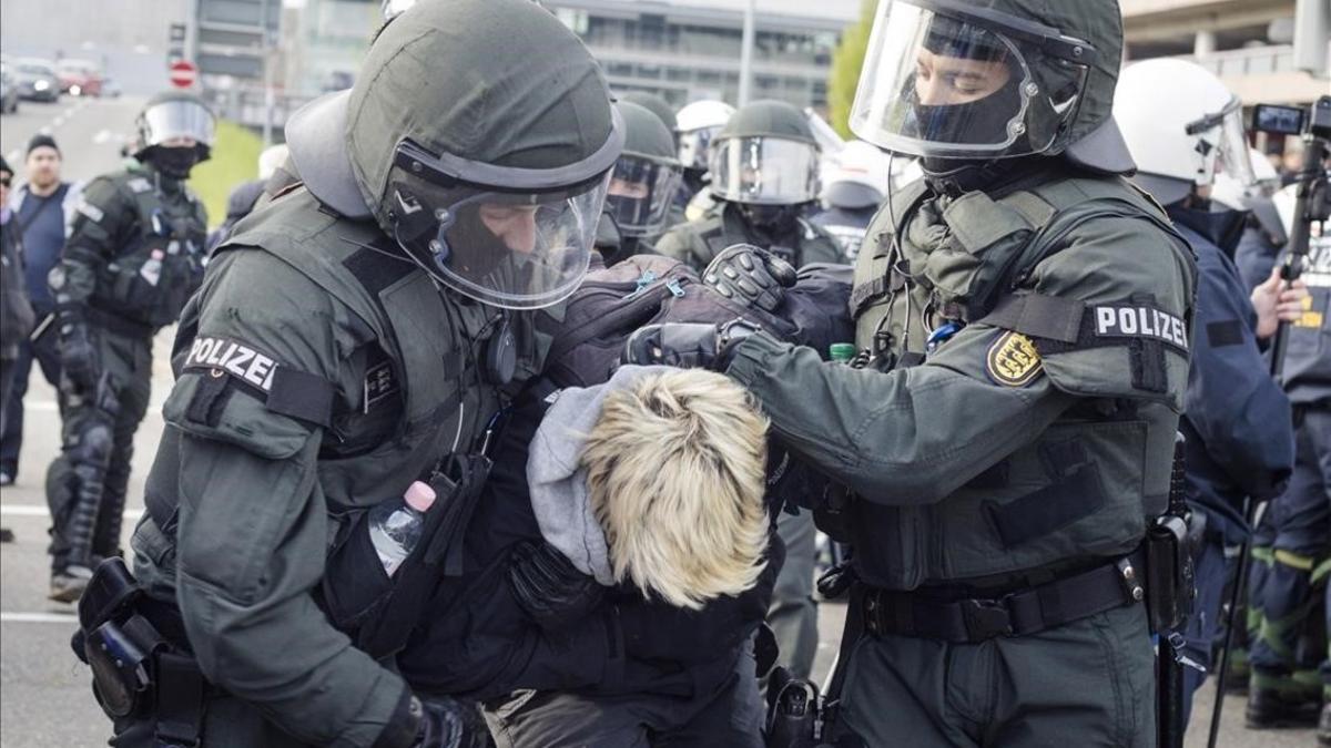La policía detiene a un manifestante de extrema izquierda en Stuttgart.