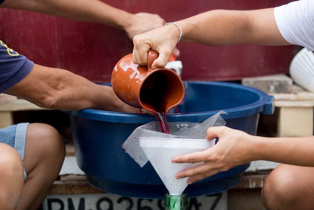 Trasiego de vino en las fiestas de Jesús