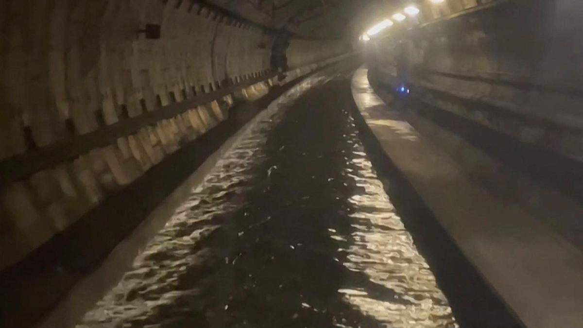 El agua inunda un túnel utilizado por los trenes Eurostar, cerca de la estación internacional de Ebbsfleet en Kent, sur de Inglaterra