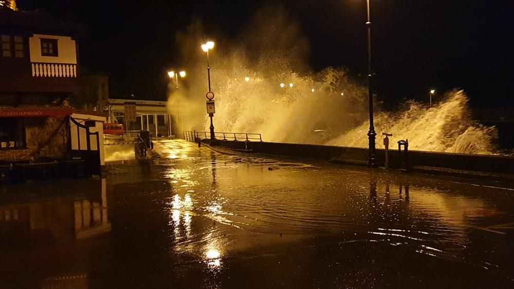 El oleaje azota el puerto de Tazones de madrugada