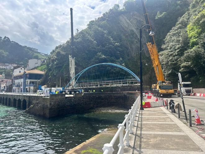 En imágenes: el desmontaje de la pasarela peatonal de Cudillero para proceder a su rehabilitación integral