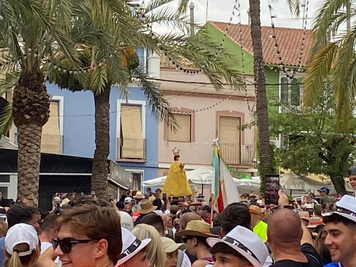Miles de aspenses acompañan a la Virgen de las Nieves en la histórica romería de la Traída desde Hondón de las Nieves