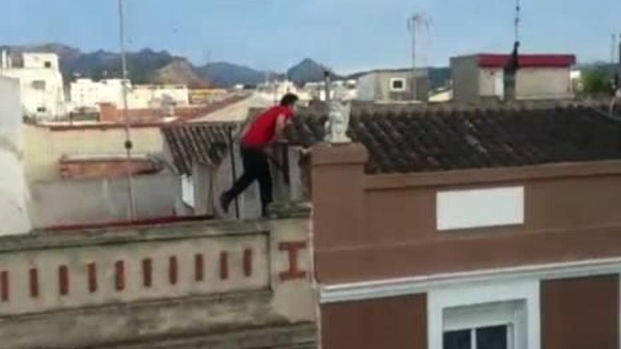 Persecución sobre los tejados en Alzira