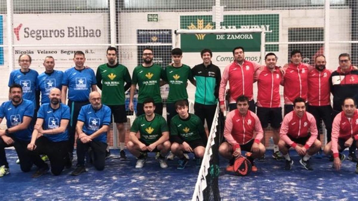 Foto de los equipos masculinos de Harina Tradicional Zamorana  y del Repostar de la Liga Autonómica de Pádel.