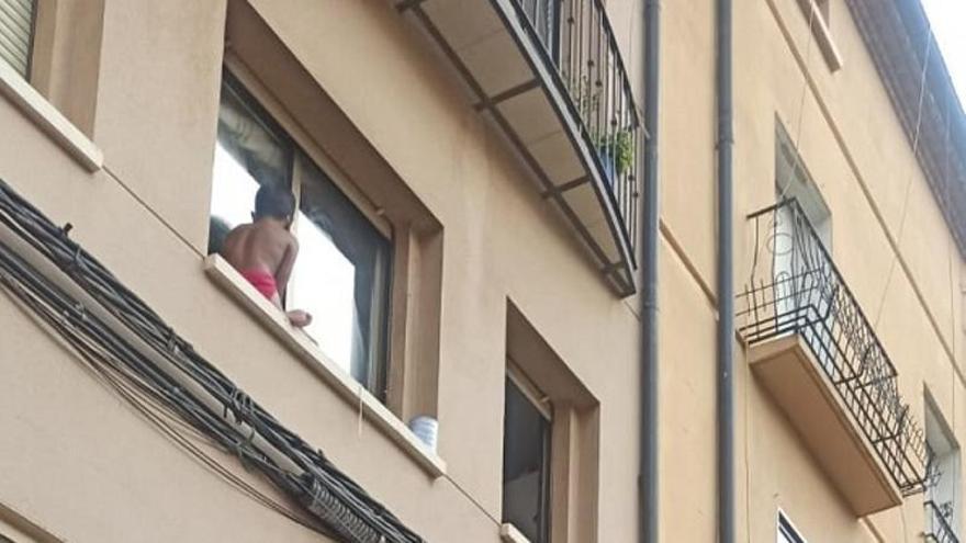 Rescatado en Teruel un niño de 8 años atrapado en el alféizar de una ventana