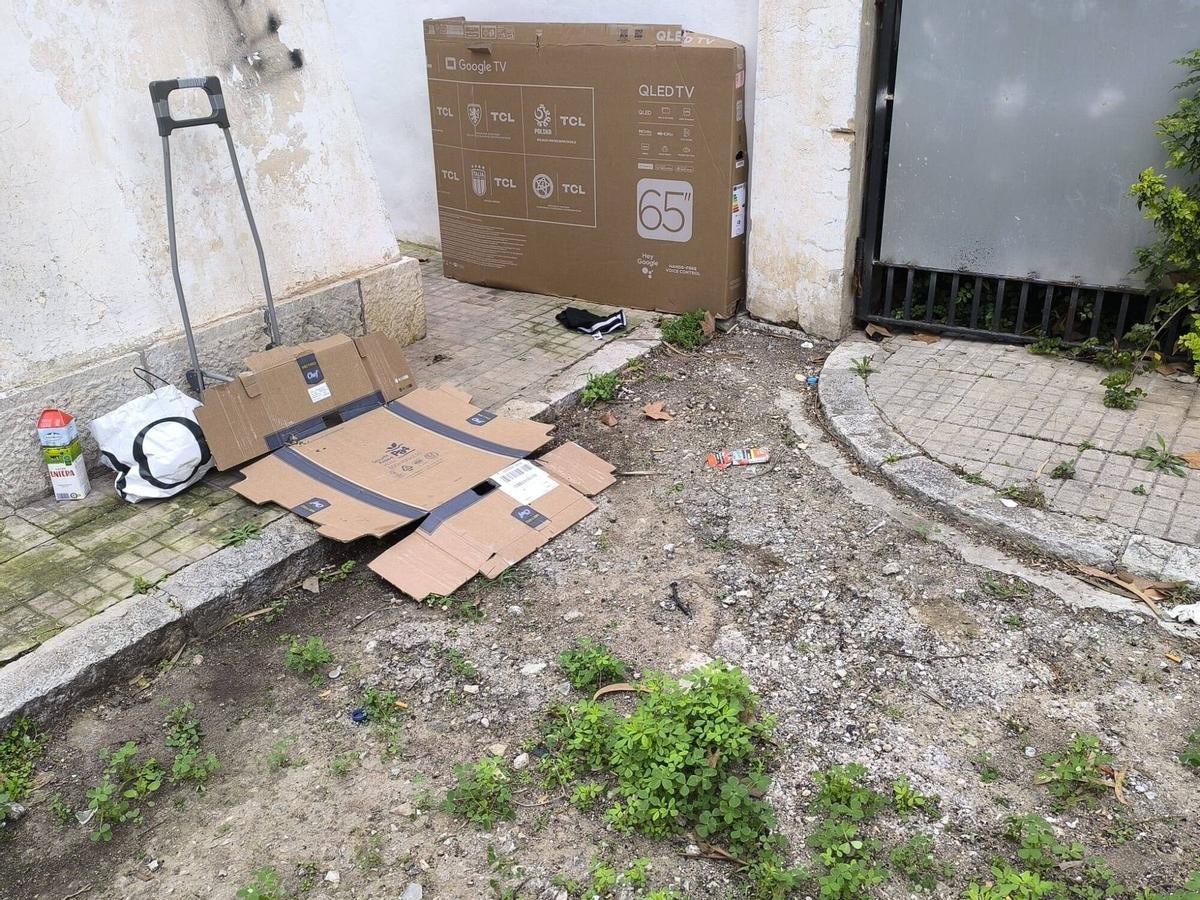 Jeringuillas en la entrada del antiguo cuartel de Son Busquets.