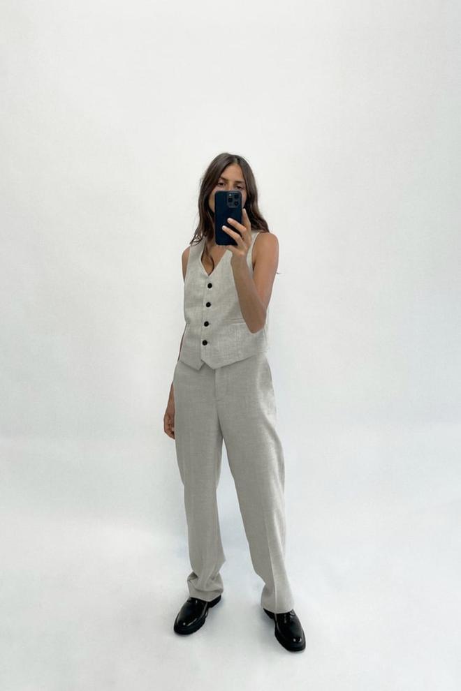 Chaleco y pantalón gris de Zara