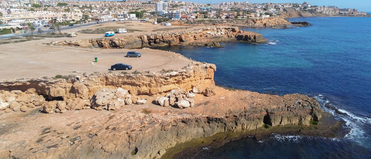 Las aguas de las calas en el litoral norte de Torrevieja forman parte de la propuesta de protección como reserva marina planteada por el Ayuntamiento en 2019