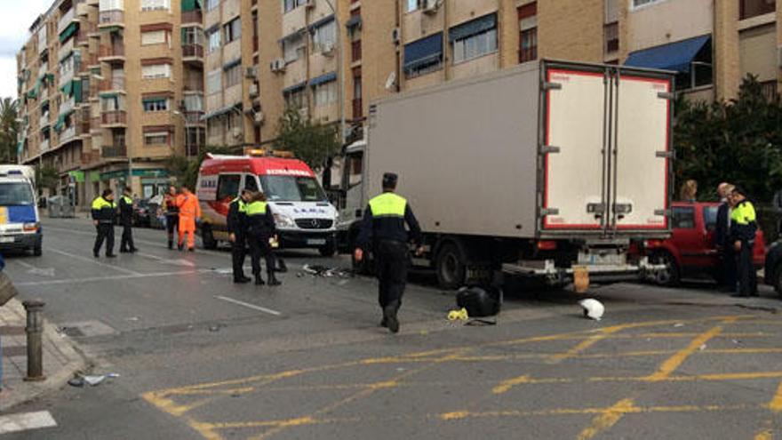 Un hombre muere en Alicante al perder el control de su moto y chocar con un camión