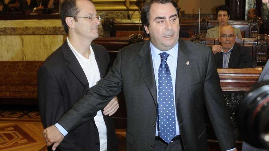 El portavoz nacionalista y el alcalde, en el pleno de diciembre de 2011, en el primer tramo del mandato.