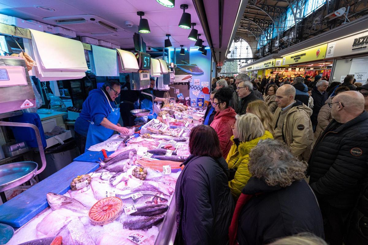 En imágenes | Llenazo en el Mercado Central para las últimas compras antes de Navidad