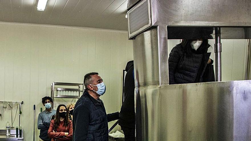 Los alumnos se asoman al tanque del obrador de la quesería. | Nico Rodríguez