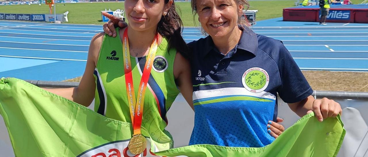 Celia Castro y Verónica Cores, su entrenadora, con el oro y la bandera del club en Avilés. |  // FDV