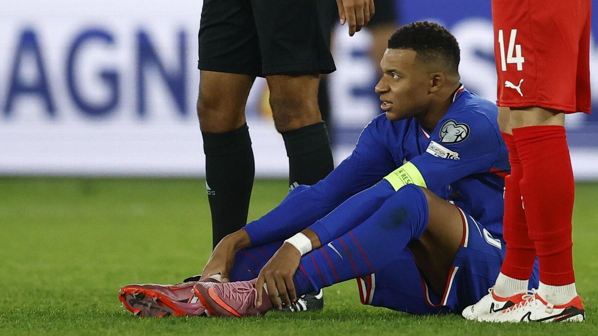 Mbappé regresa lesionado de Francia, pero el Real Madrid no ve peligrar su participación en el 'clásico' del 26 de octubre