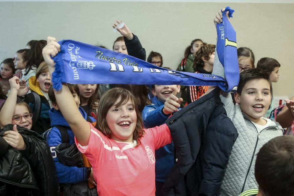 Los jugadores del Oviedo Uwusu y Yeboah visitan a los alumnos del colegio Carmen Ruiz Tilve